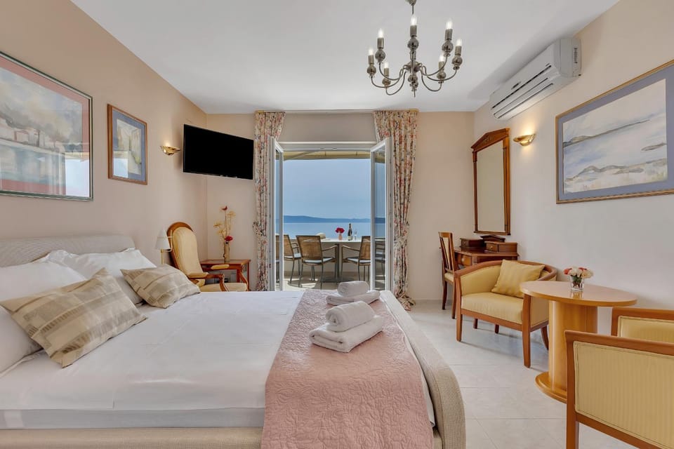 Bed, TV and multimedia, Photo of the whole room, Seating area, Bedroom, Sea view, towels