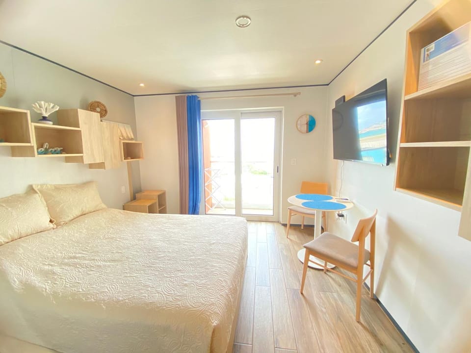 Bed, Dining area, Bedroom