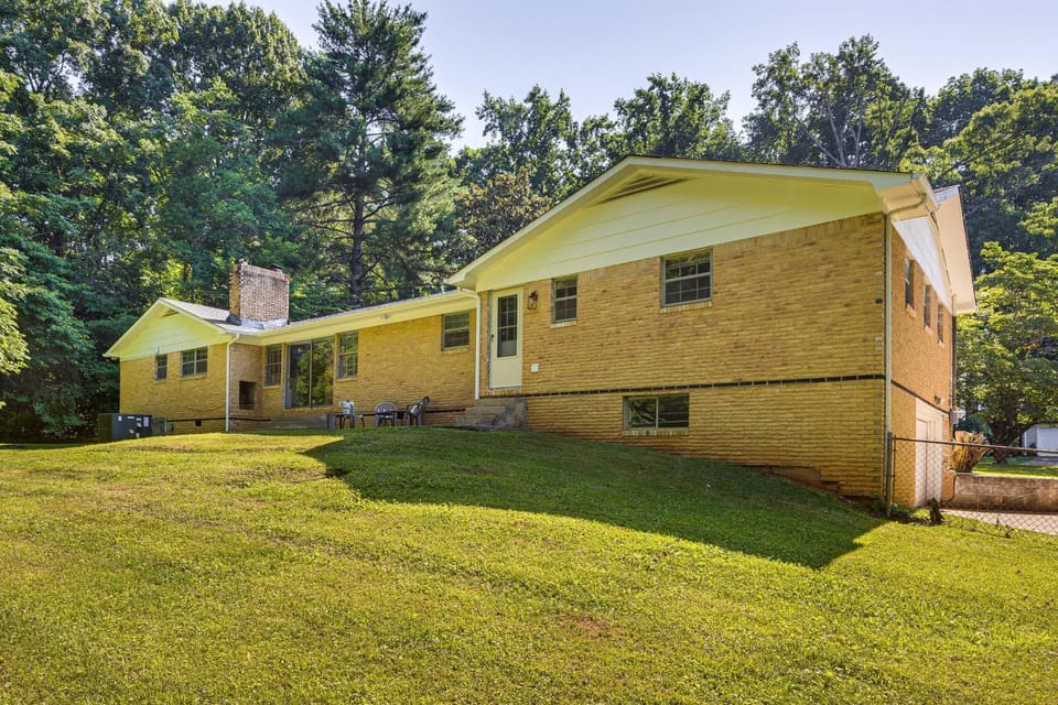 Spacious Yard! Family-Friendly Huntsville Home House in Huntsville