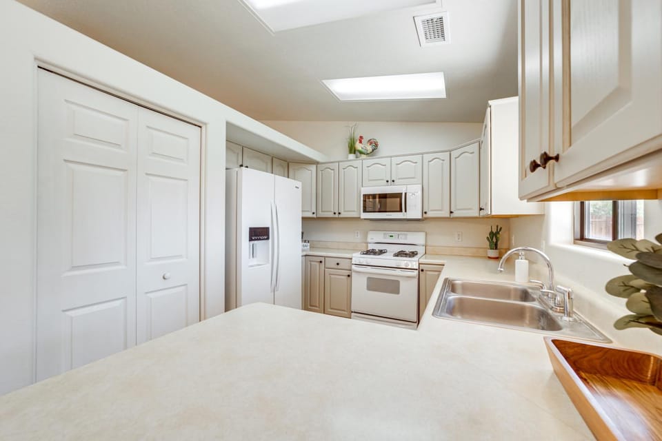3 Mi to Old Town Cottonwood: Sunny Home w/ BBQ House in Cottonwood