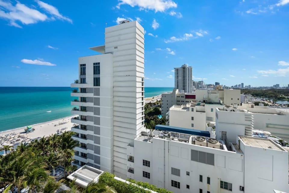FontaineBleau, Balcony w Ocean plus Bay and City View Apartment in Miami Beach