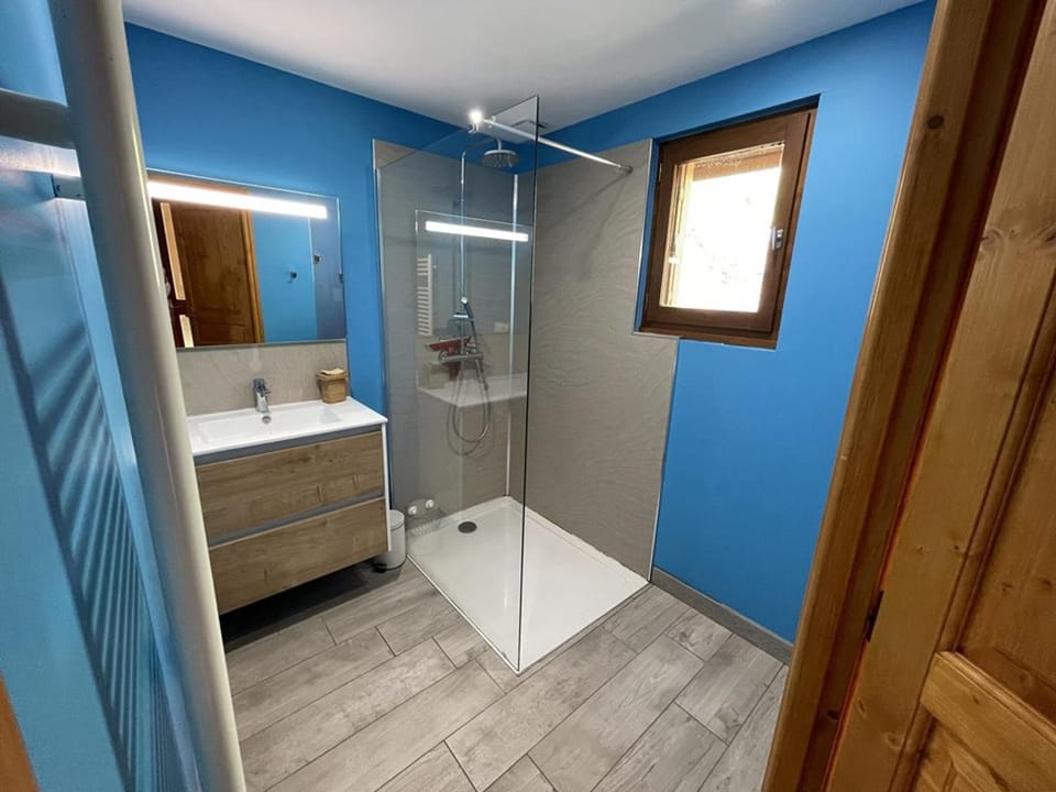 Duplex rénové 2 chambres, proche pistes, navette et gare, avec wifi et équipements complets - FR-1-787-4 Apartment in Auvergne-Rhône-Alpes