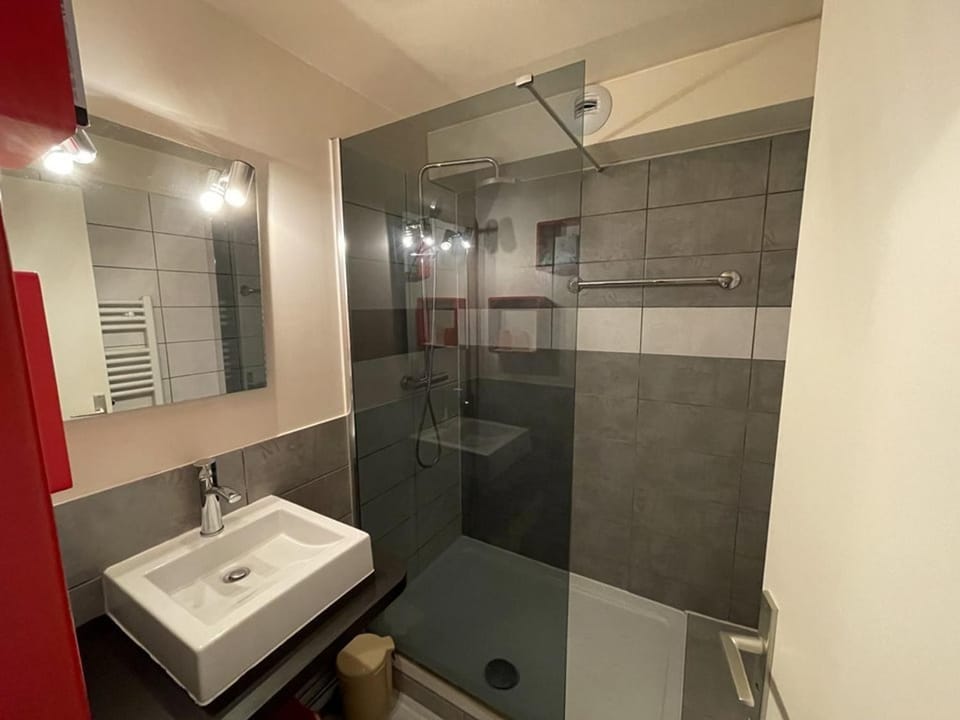 Charmant studio au coeur de la station, balçon exposé, idéal pour 4 personnes - FR-1-787-7 Apartment in Auvergne-Rhône-Alpes