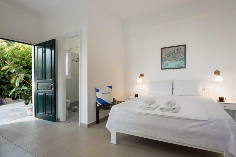 Bed, Bathroom