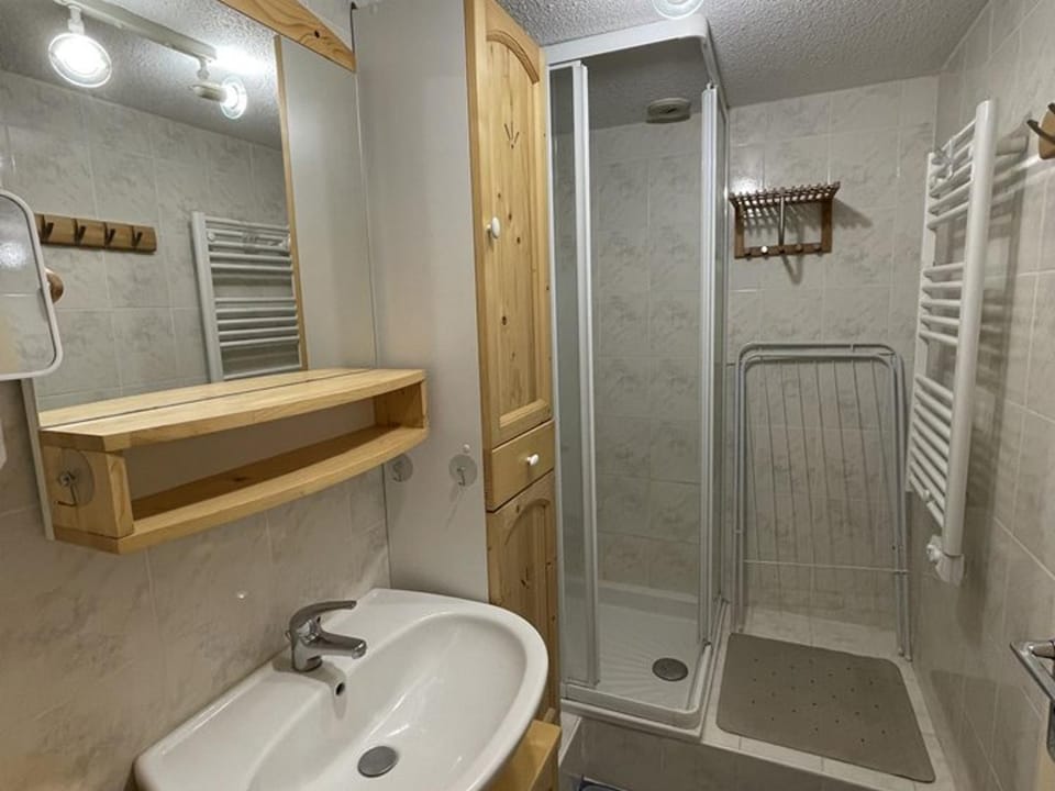 Studio-cabine-mezzanine exposé sud avec navette gratuite, casier à skis et tout confort - FR-1-787-28 Cabin in Auvergne-Rhône-Alpes
