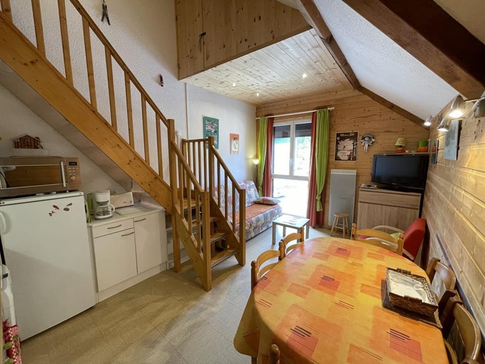 Studio-cabine-mezzanine exposé sud avec navette gratuite, casier à skis et tout confort - FR-1-787-28 Cabin in Auvergne-Rhône-Alpes