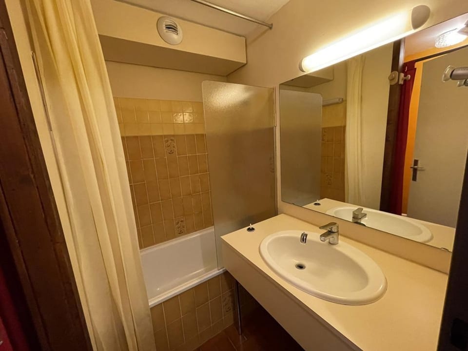 Studio charmant avec balcon, au pied des pistes, tout équipé, 1er étage, parking, casier à skis - FR-1-787-19 Apartment in Auvergne-Rhône-Alpes