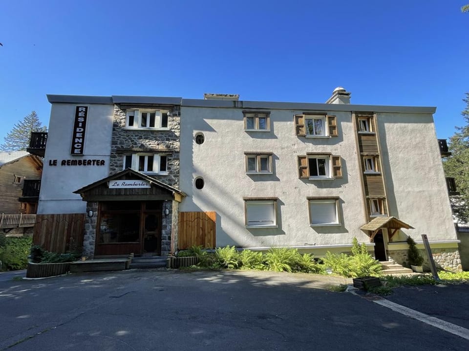 Agréable T2 au pied des pistes avec piscine estivale, parking, et animaux bienvenus - FR-1-787-31 Apartment in Auvergne-Rhône-Alpes