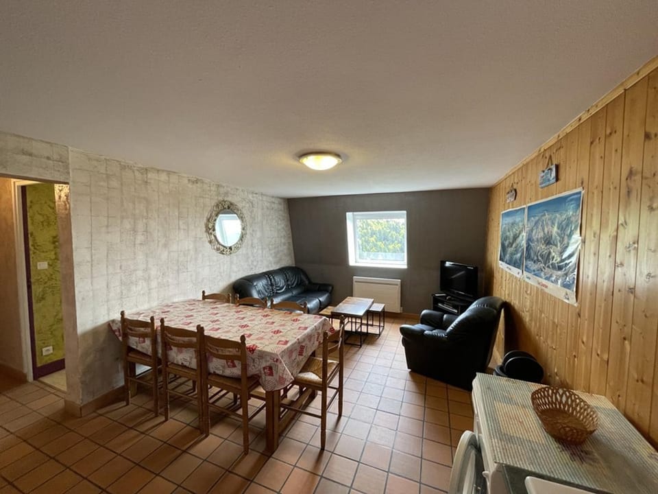 Appartement spacieux avec animaux admis et parking gratuit - FR-1-787-18 Apartment in Auvergne-Rhône-Alpes