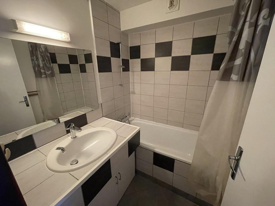 Studio cosy, balcon Sud-Est, à deux pas des pistes et commerces - FR-1-787-36 Apartment in Auvergne-Rhône-Alpes