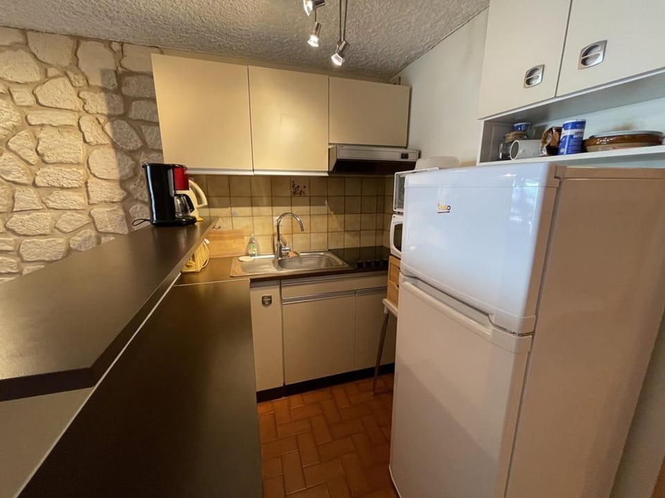 Studio agréable avec balcon SE, proximité pistes et commerces, 2é étage, animaux acceptés - FR-1-787-27 Apartment in Auvergne-Rhône-Alpes
