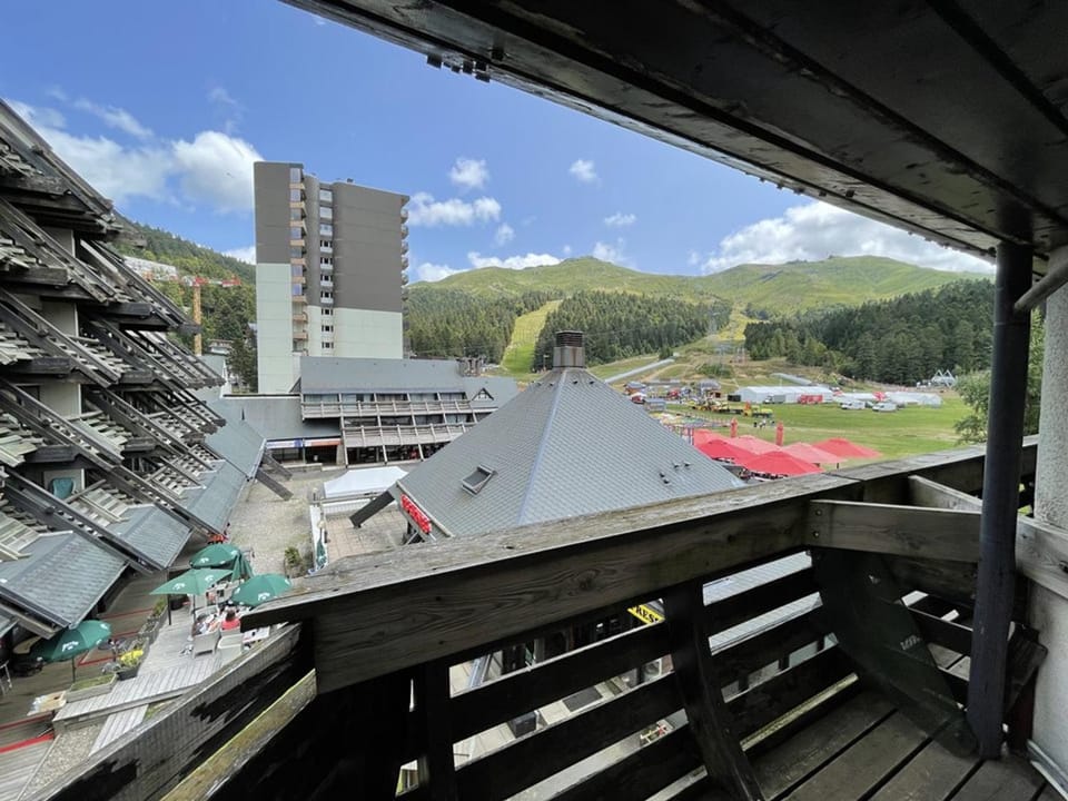 Studio agréable avec balcon SE, proximité pistes et commerces, 2é étage, animaux acceptés - FR-1-787-27 Apartment in Auvergne-Rhône-Alpes