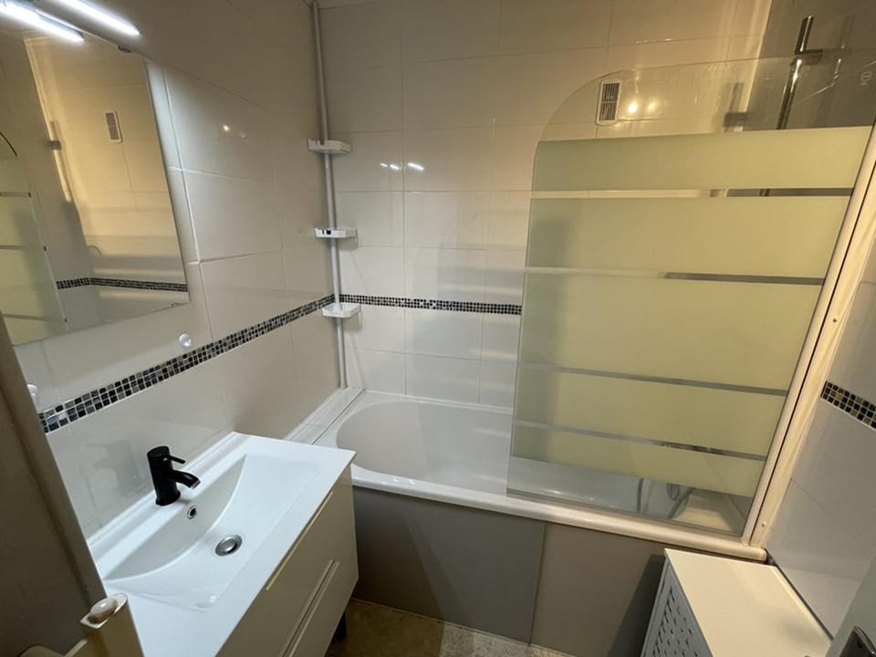 Studio en centre station avec balcon, WiFi - FR-1-787-71 Apartment in Auvergne-Rhône-Alpes