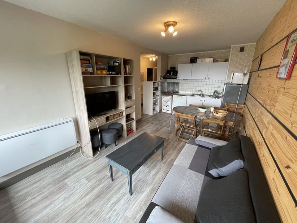 Appartement T2 cabine avec balcon, accès piste, parking, animaux bienvenus - FR-1-787-69 Cabin in Auvergne-Rhône-Alpes