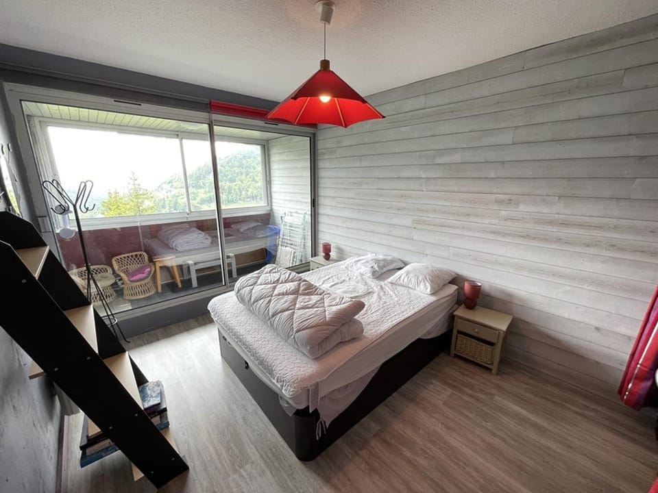 Appartement T2 cabine avec balcon, accès piste, parking, animaux bienvenus - FR-1-787-69 Cabin in Auvergne-Rhône-Alpes