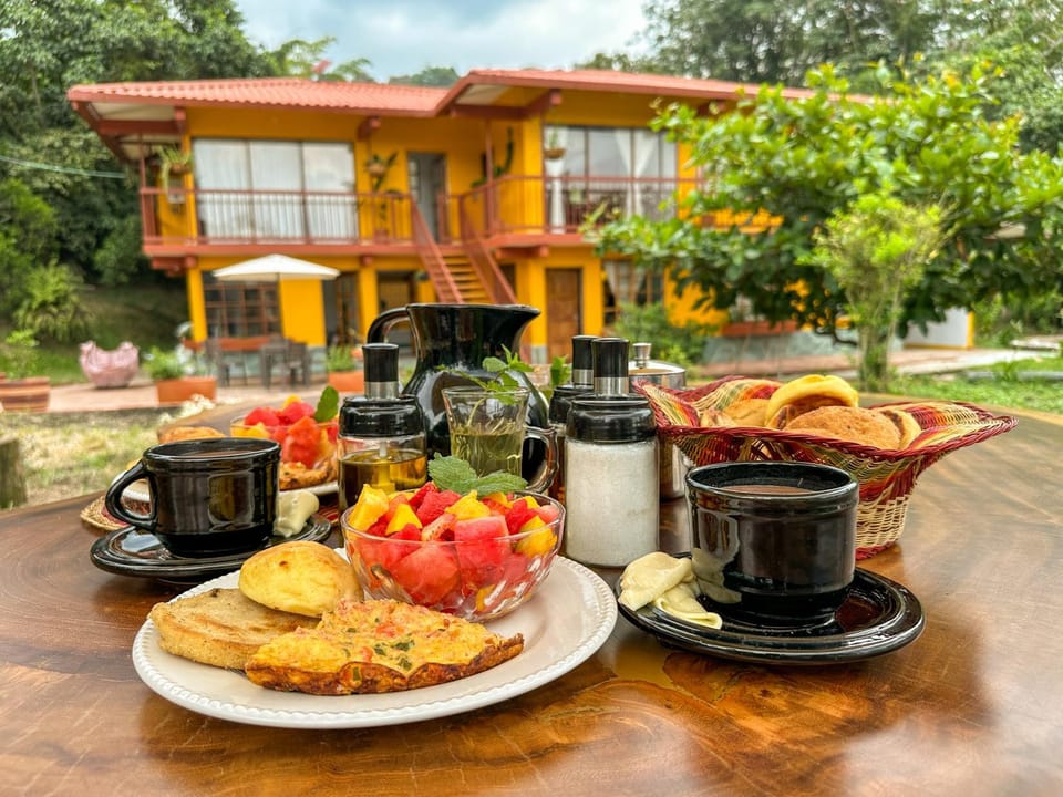 Patio, Restaurant/places to eat, Garden, Dining area, Food, Breakfast