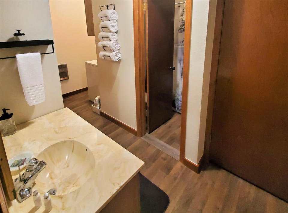 Bathroom, Bath, towels