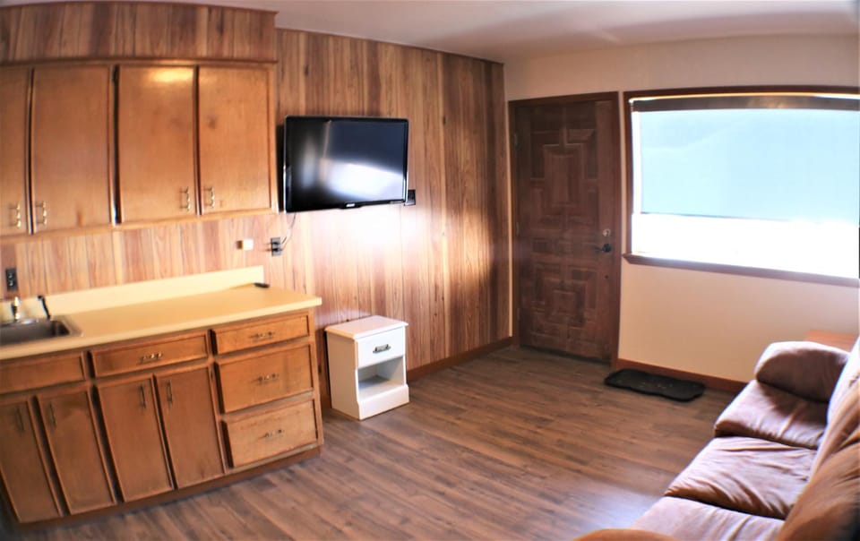 Day, TV and multimedia, Kitchen or kitchenette, Living room, furniture