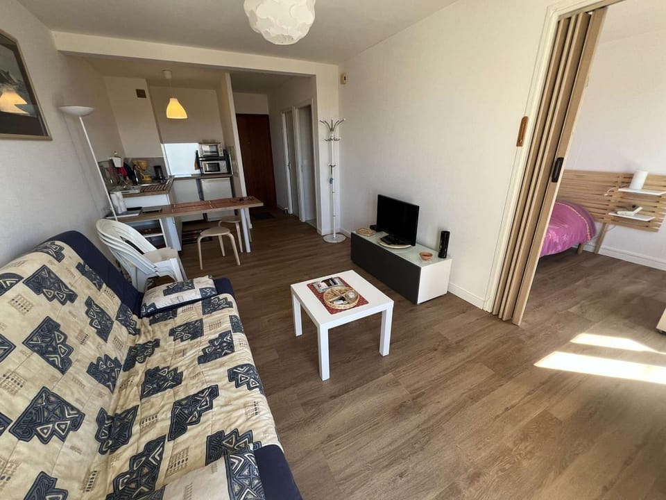 T2 avec climatisation, balcon vue mer, 250m de la plage - FR-1-701-83 Apartment in Occitanie