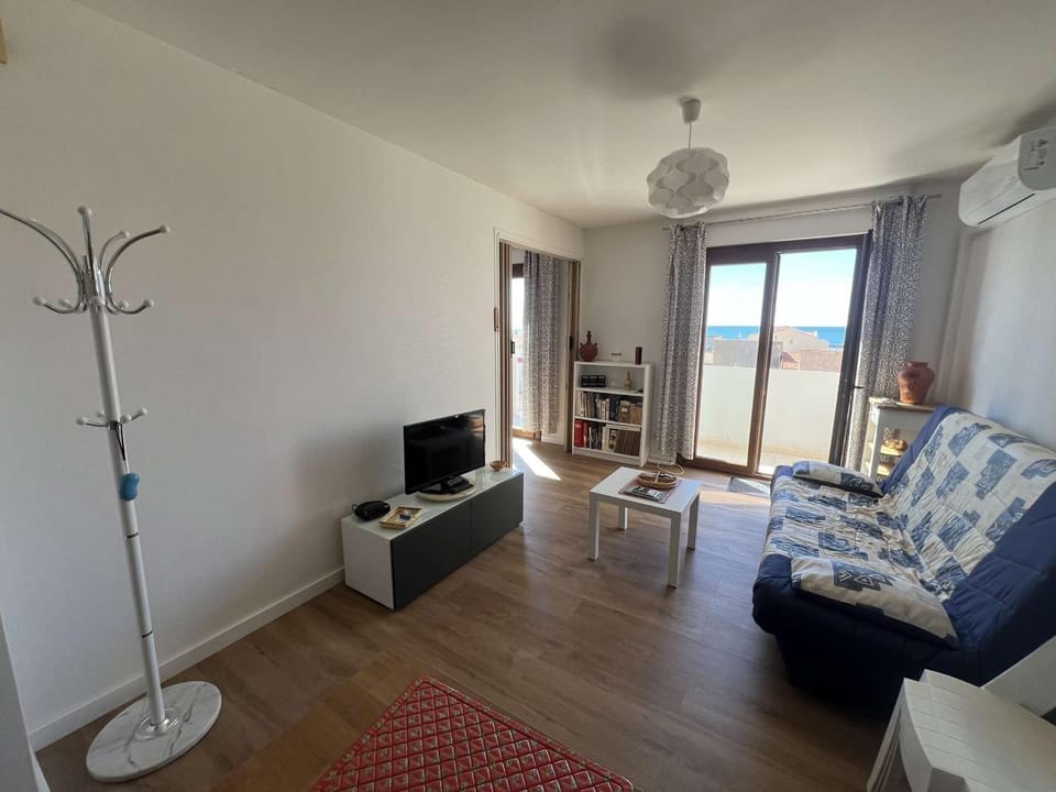 T2 avec climatisation, balcon vue mer, 250m de la plage - FR-1-701-83 Apartment in Occitanie