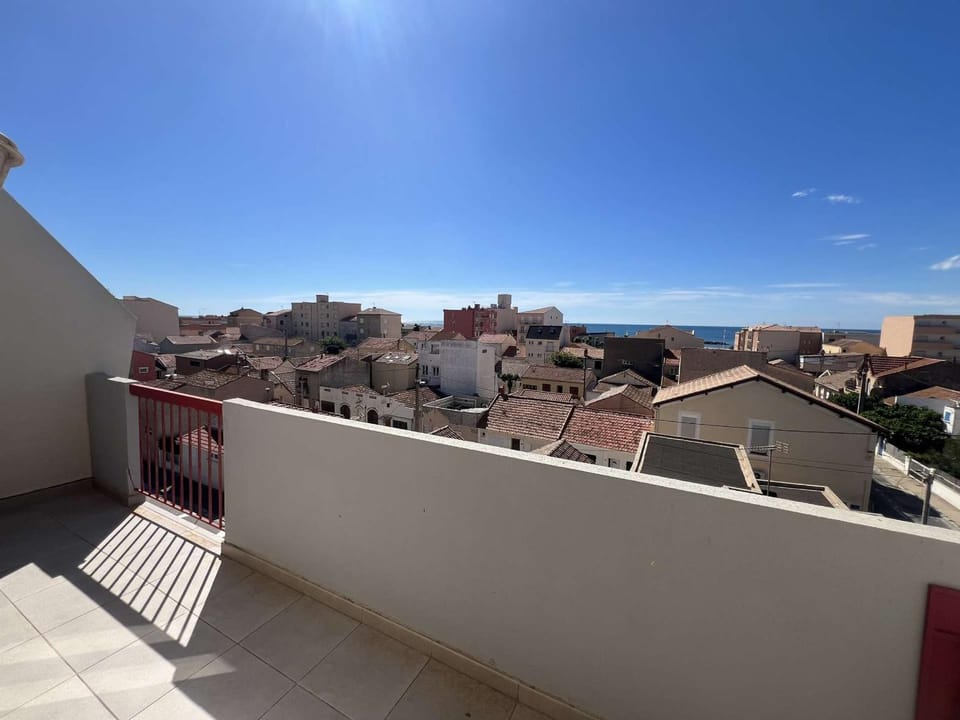 T2 avec climatisation, balcon vue mer, 250m de la plage - FR-1-701-83 Apartment in Occitanie