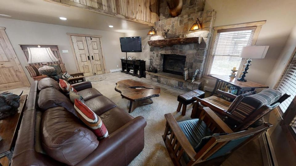 TV and multimedia, Living room, Seating area, Bedroom, fireplace, furniture