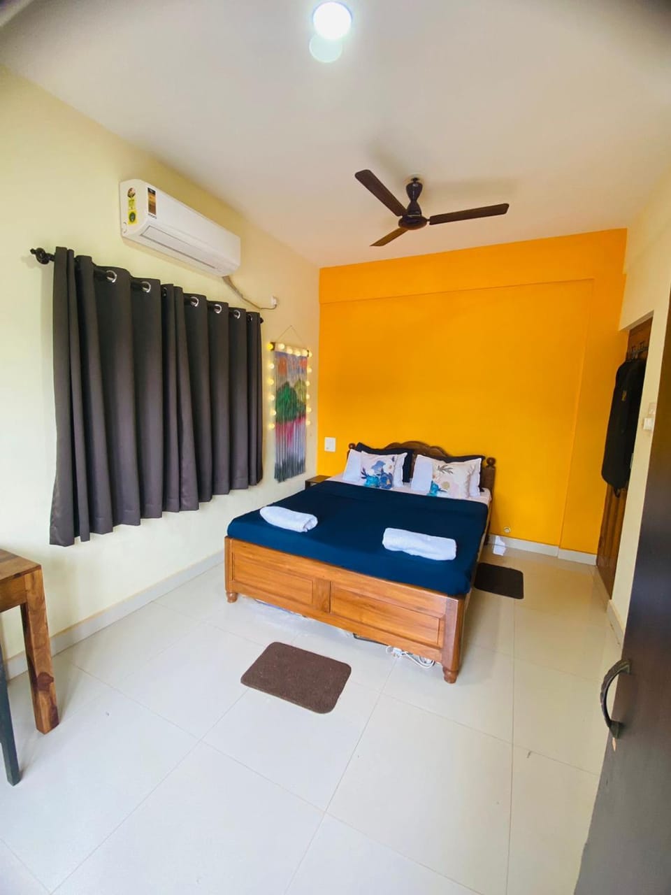Bed, Bedroom, towels, air conditioner