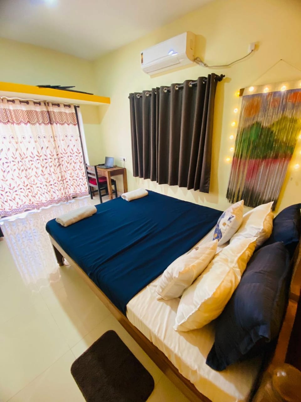 Bed, Seating area, Bedroom