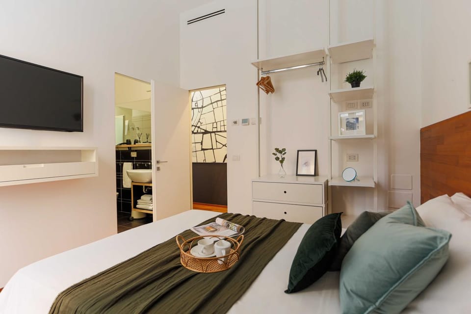 Bed, TV and multimedia, Photo of the whole room, Bedroom