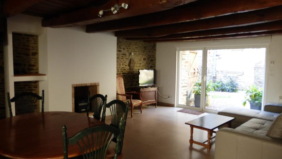 Seating area, Dining area