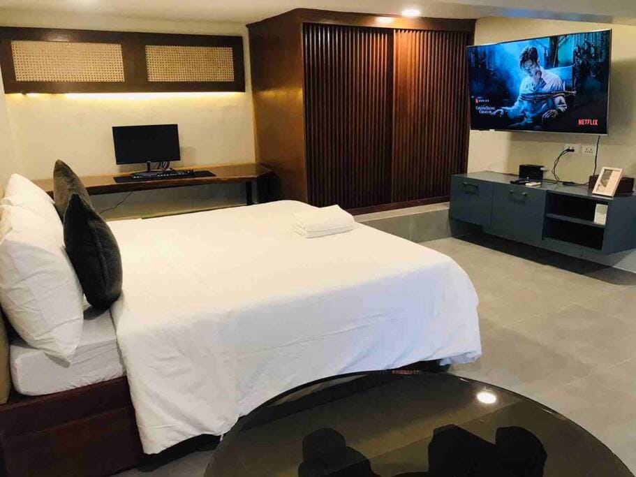 Communal lounge/ TV room, Bed