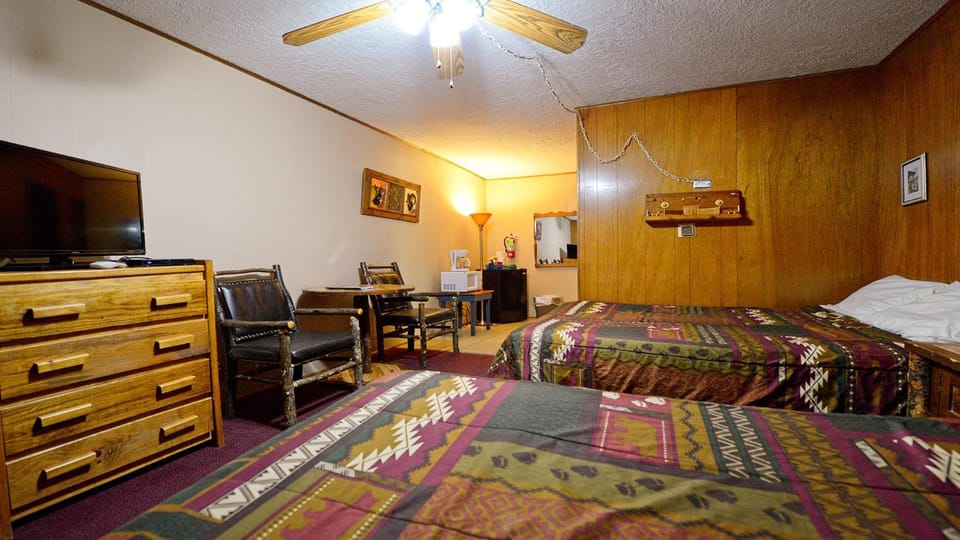 Bed, TV and multimedia, Seating area, Bedroom, furniture, wardrobe