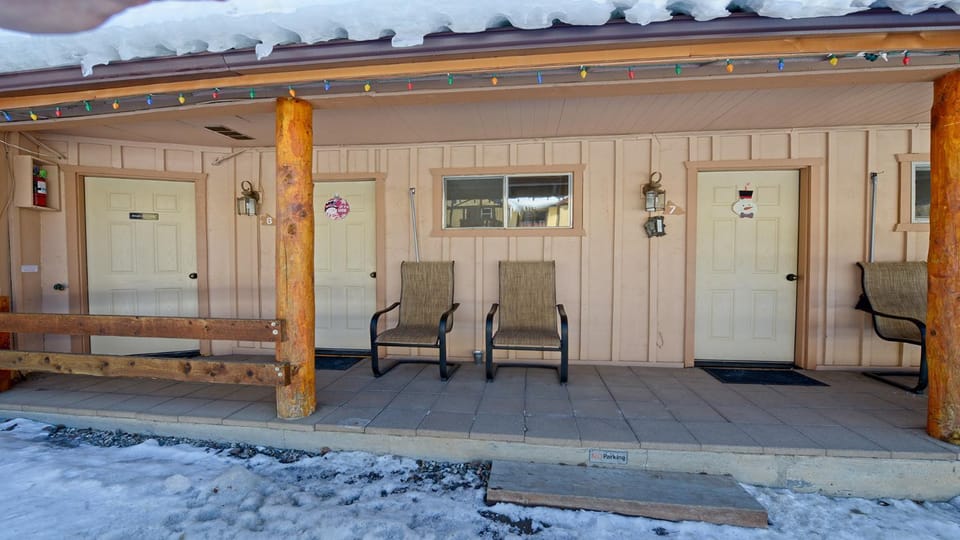 Property building, Facade/entrance, Day, Winter, Seating area, fireplace
