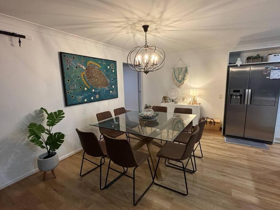 3 Bed Modern Home, Spacious Oasis - Pool & Sports Court House in Brisbane