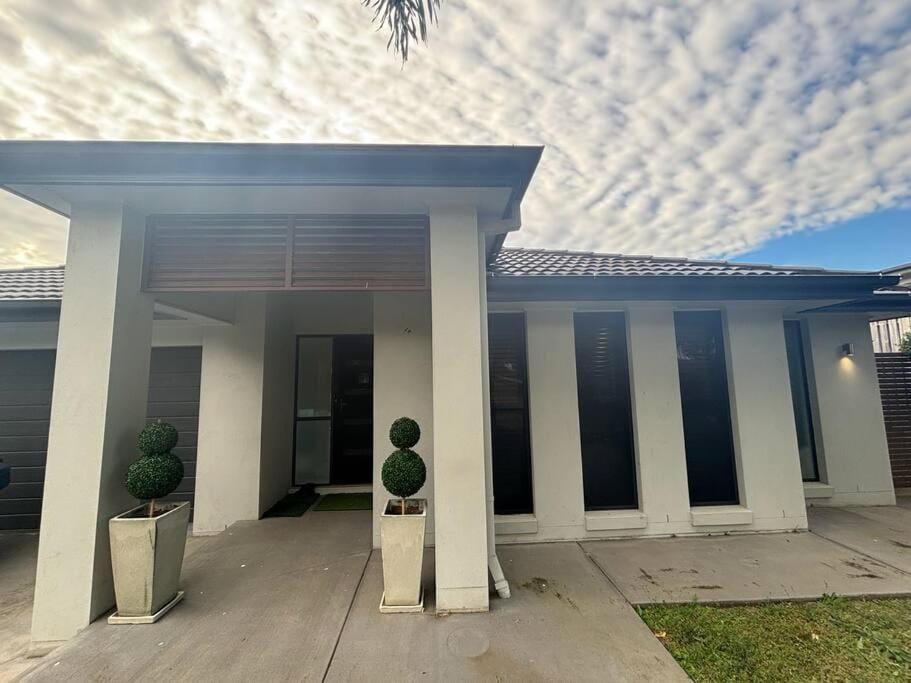 3 Bed Modern Home, Spacious Oasis - Pool & Sports Court House in Brisbane