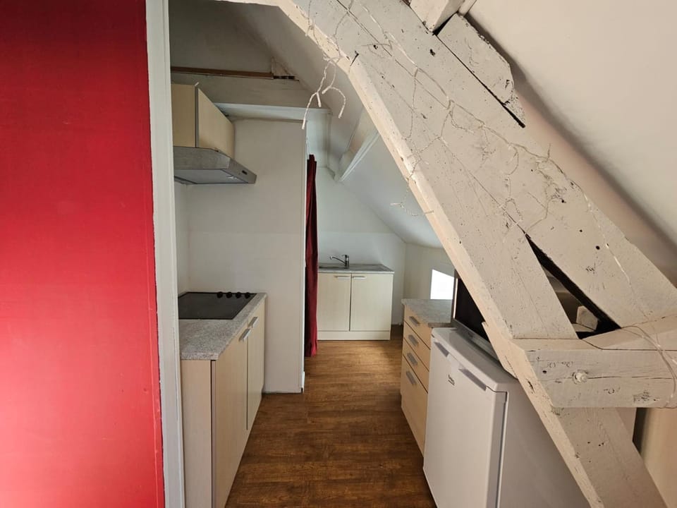 Coffee/tea facilities, Kitchen or kitchenette, microwave, stove, kitchen, kitchen