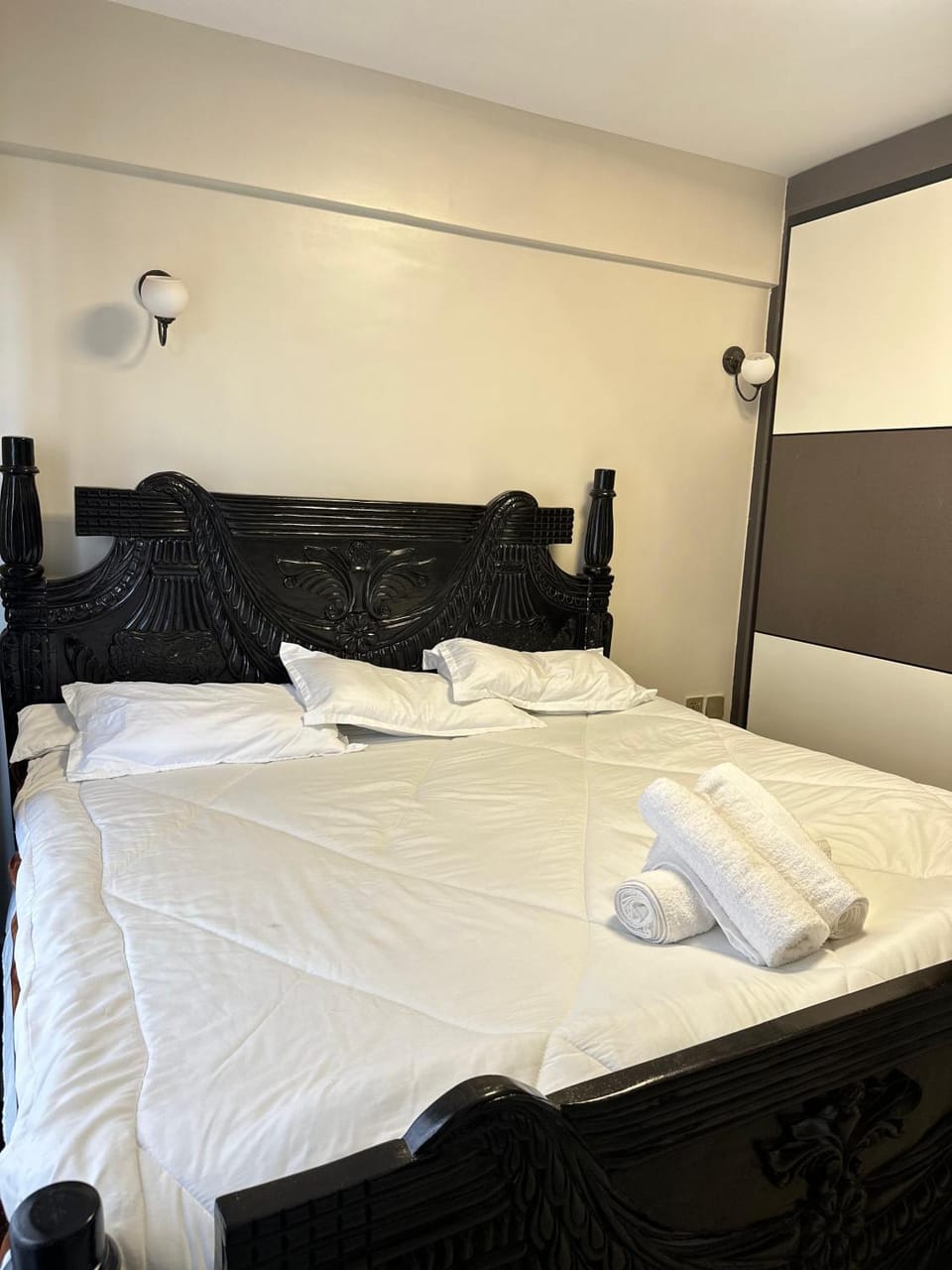 Bed, Bedroom, towels
