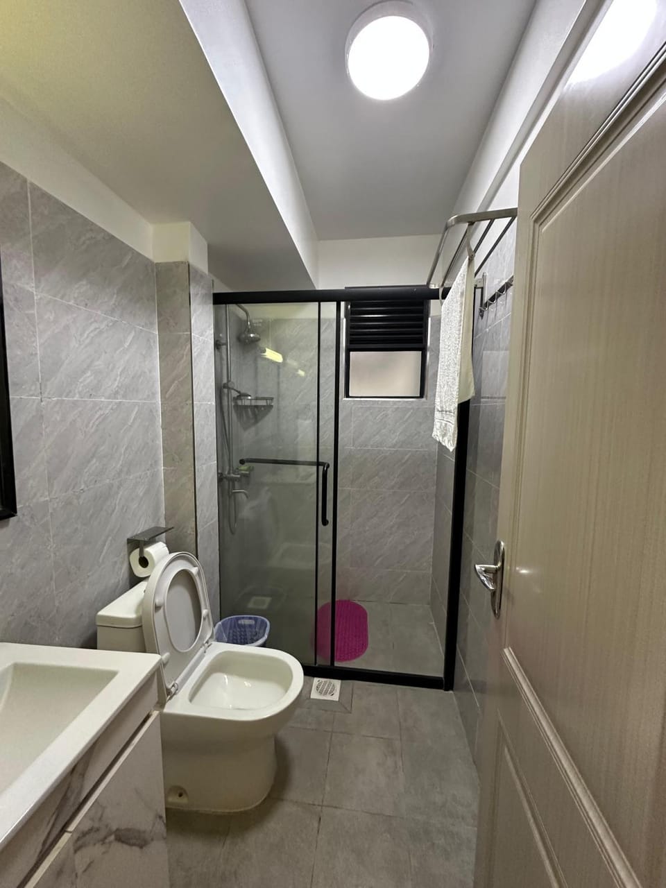 Shower, Toilet, Bathroom, towels