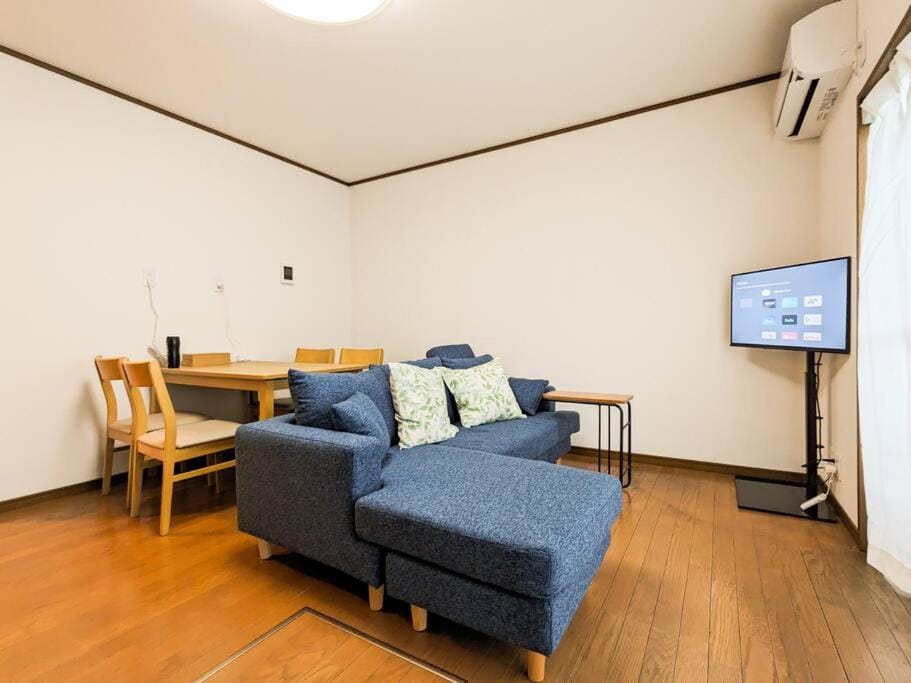 TV and multimedia, Living room, Seating area, Dining area