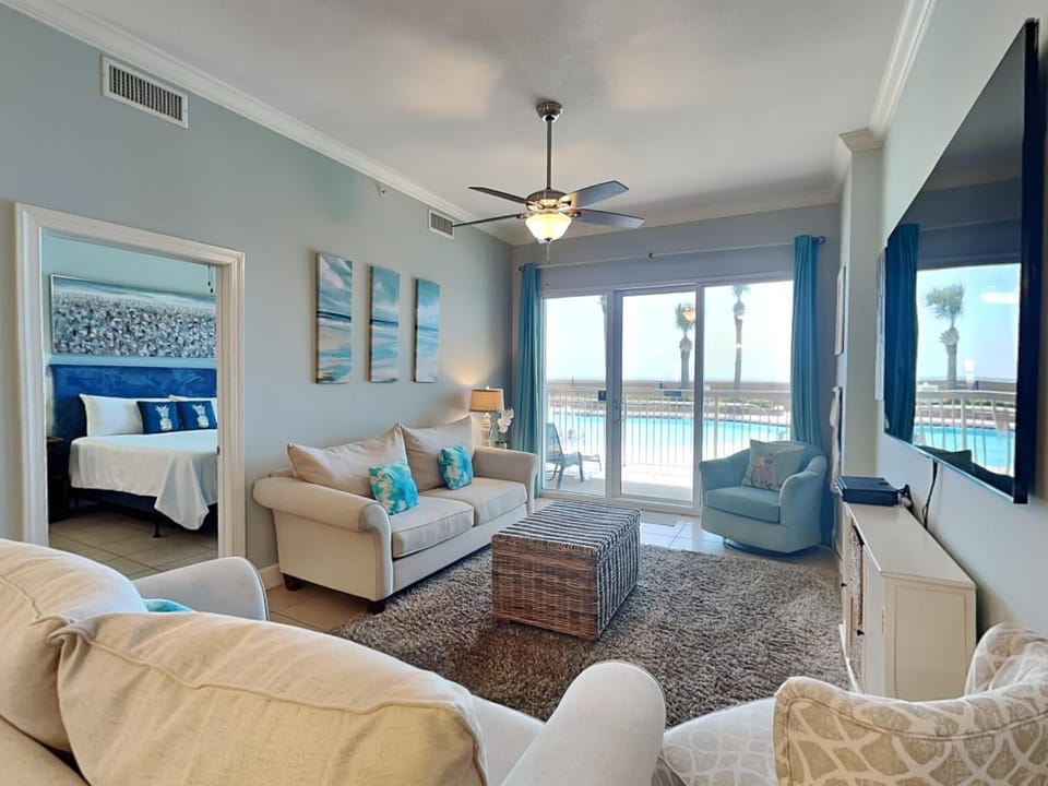 Bed, TV and multimedia, Balcony/Terrace, Living room, Seating area, Pool view, furniture, air conditioner