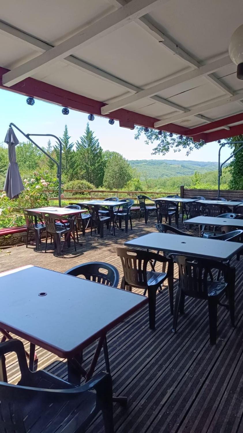 EMPLACEMEMENT TENTE En FORET Campground/ 
RV Resort in Occitanie