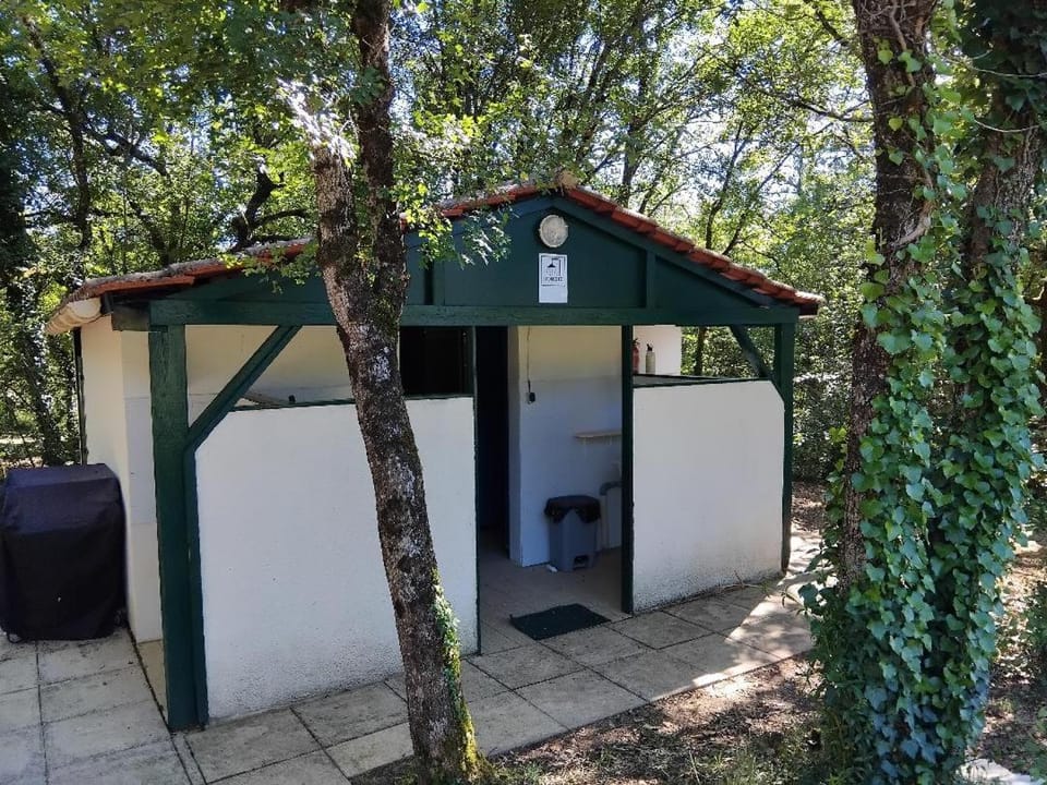 EMPLACEMEMENT TENTE En FORET Campground/ 
RV Resort in Occitanie