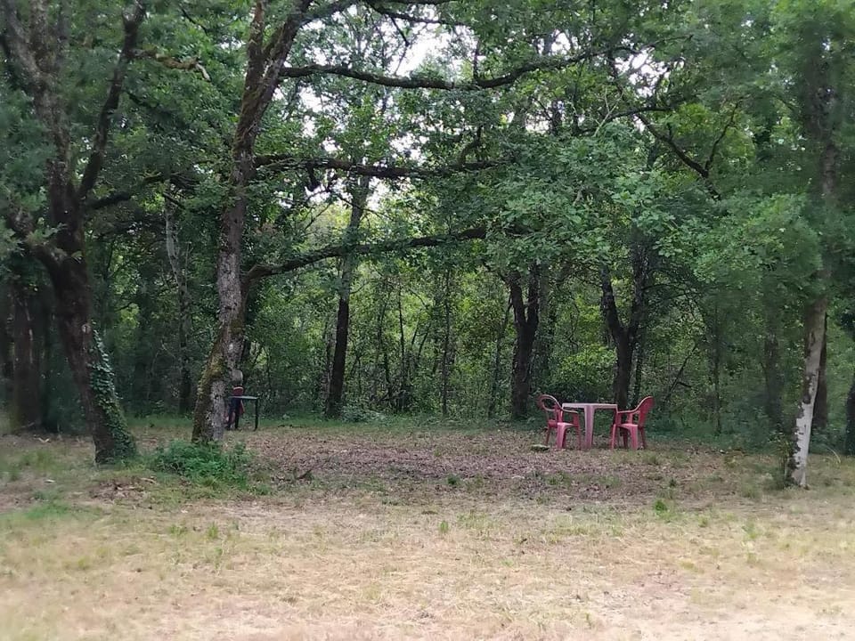 EMPLACEMEMENT TENTE En FORET Campground/ 
RV Resort in Occitanie