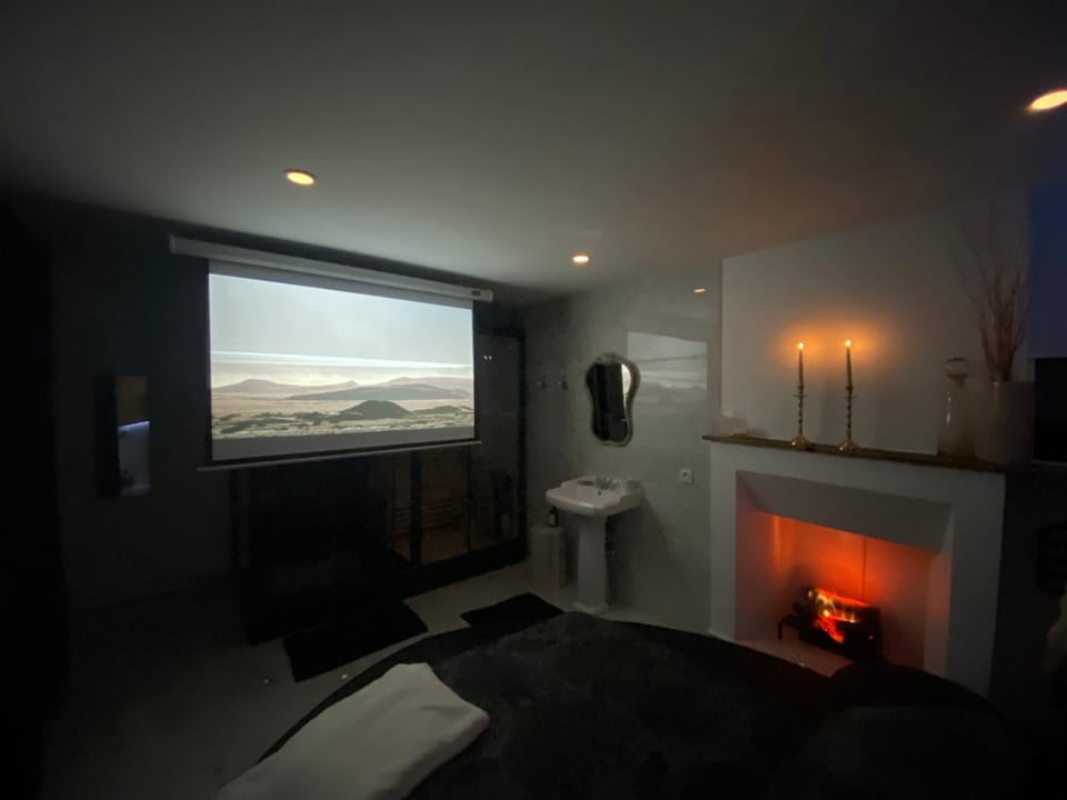 TV and multimedia, Photo of the whole room, Bedroom