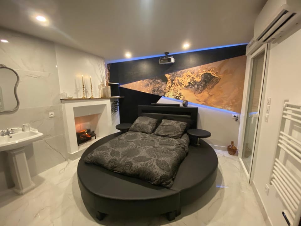 Bed, Bedroom, fireplace