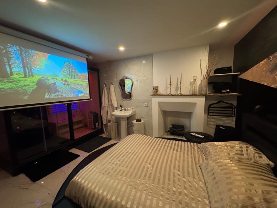 Bed, TV and multimedia, Photo of the whole room, Bedroom
