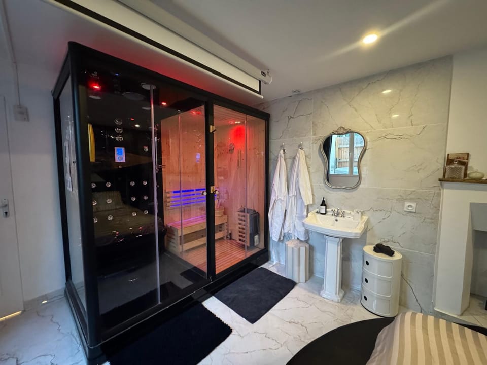 Bathroom, Spa and wellness centre/facilities
