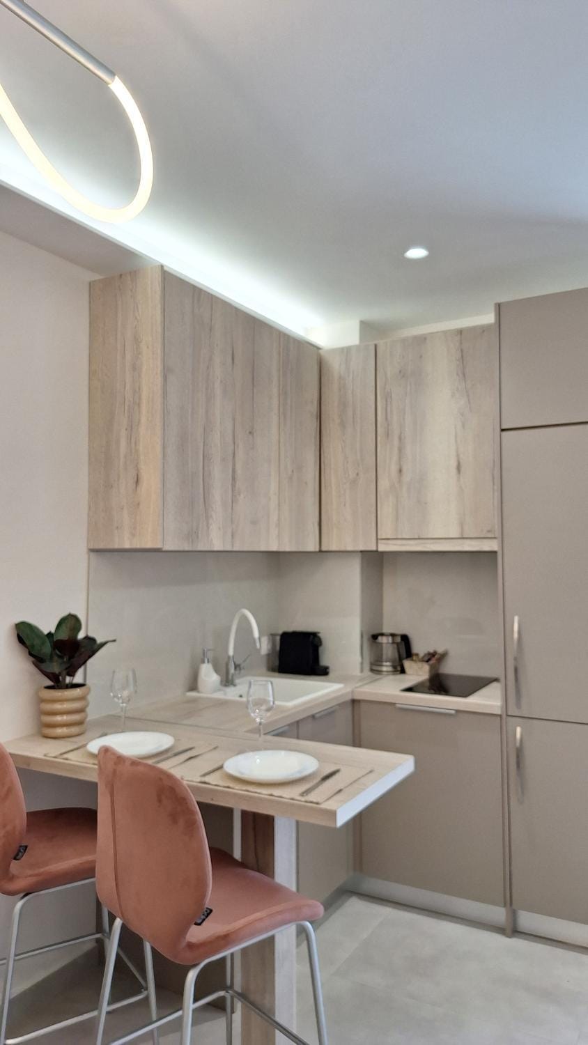 Coffee/tea facilities, Kitchen or kitchenette, Dining area, kitchen