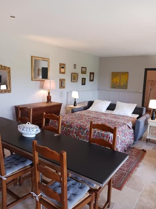 Bed, Living room, Photo of the whole room, Seating area