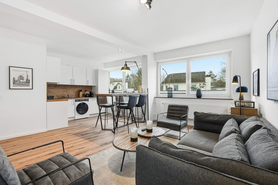 TV and multimedia, Kitchen or kitchenette, Living room, Seating area, Dining area